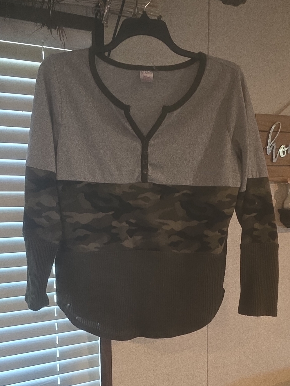 No Boundaries Gray & Olive Camo Henley Thermal Top
